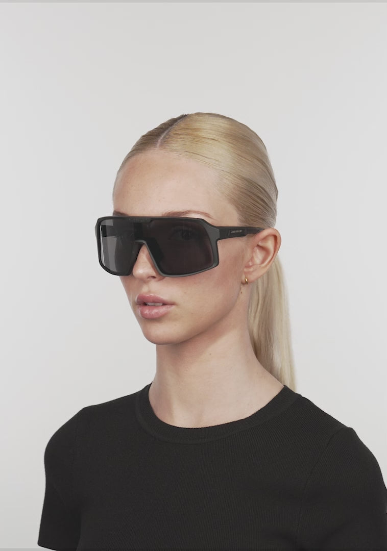 Carregar vídeo: Wind Black / Black