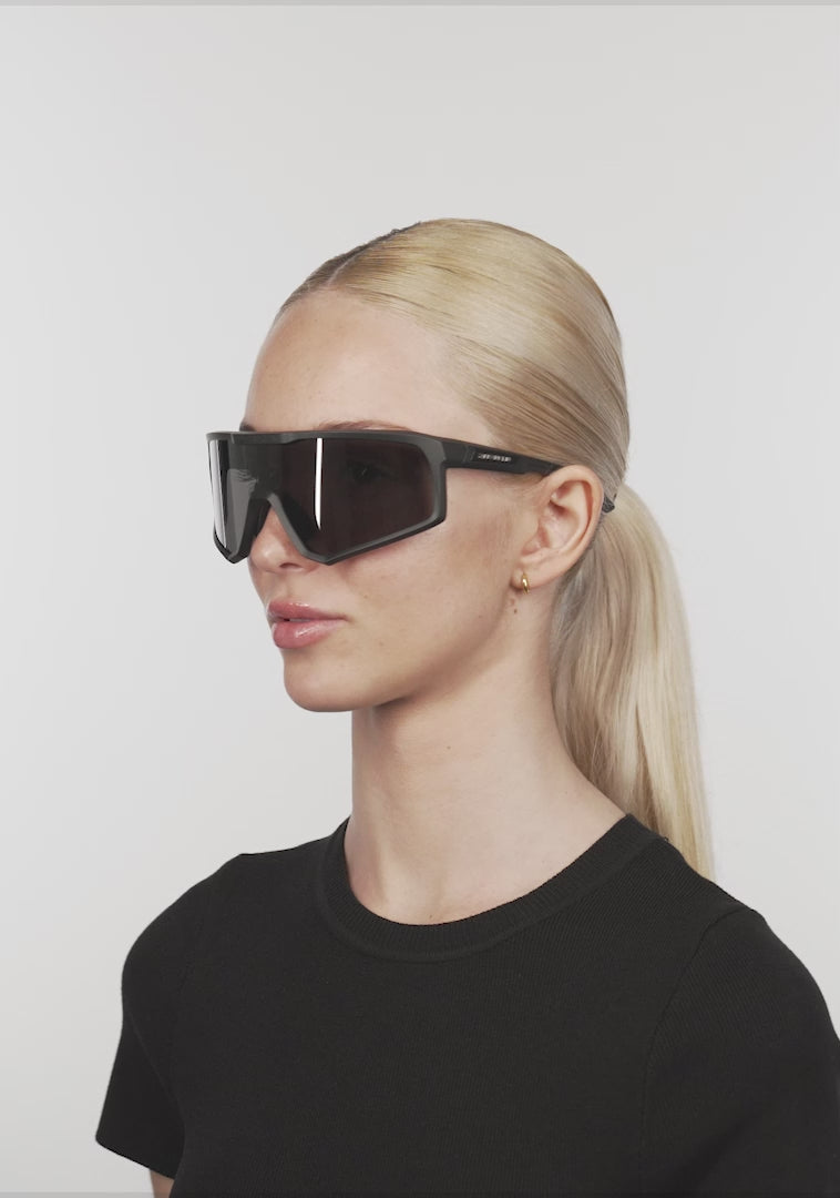 Carregar vídeo: Hurricane Black / Black