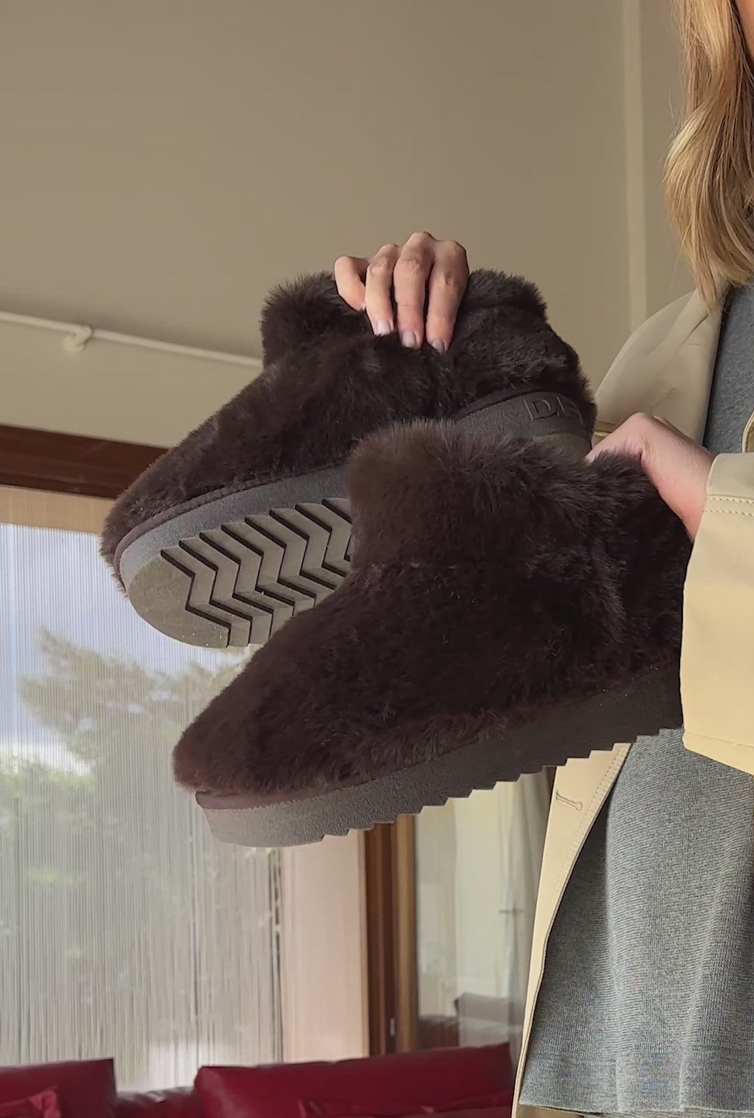 Carregar vídeo: Nordic Full Fur Brown