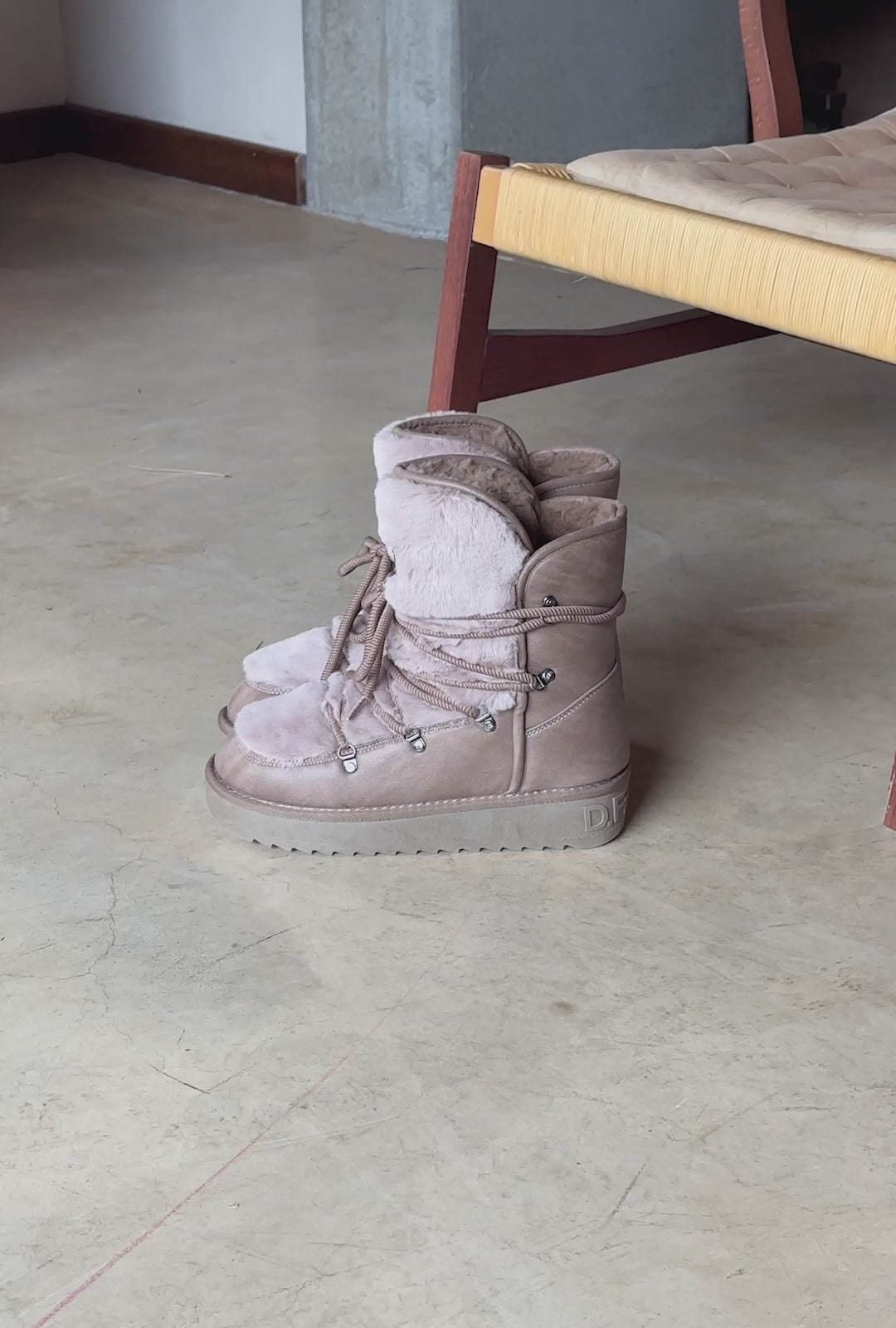 Carregar vídeo: Nordic Trk Fur Taupe