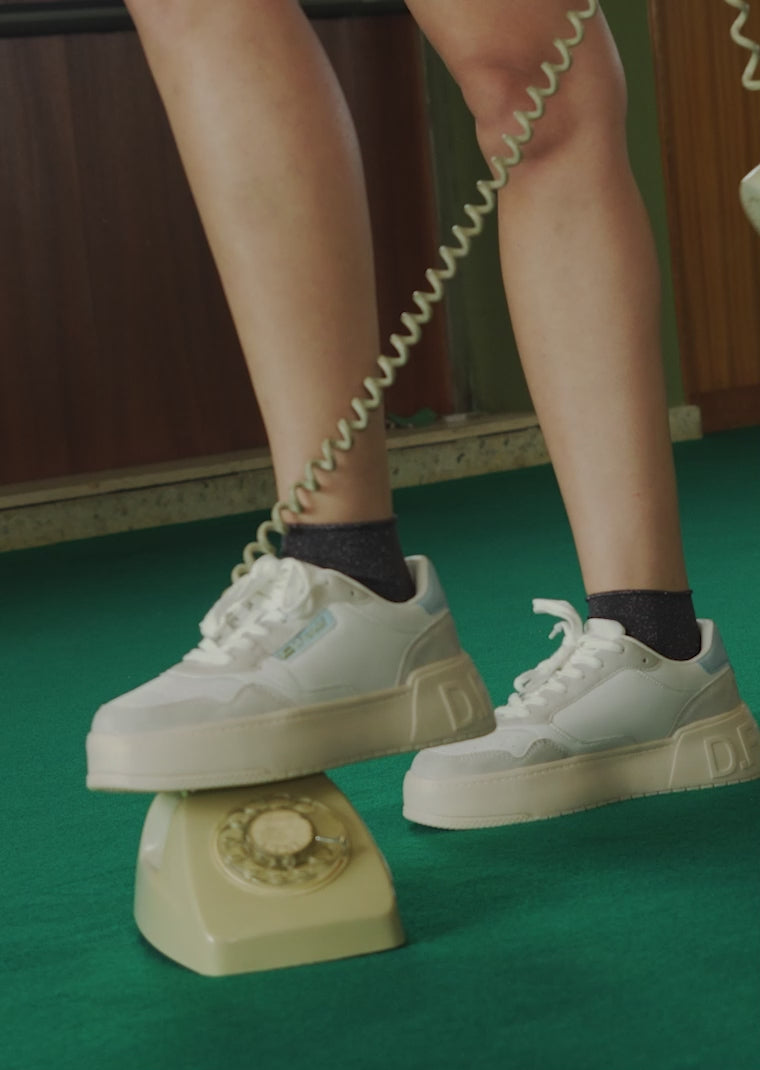 Carregar vídeo: Low Court Basic White / Blue